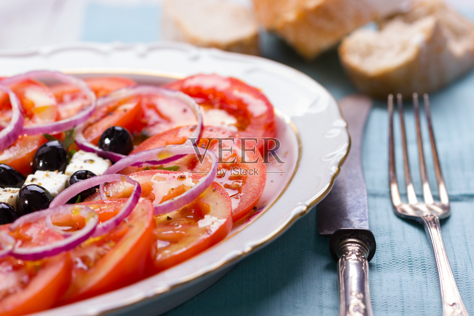 番茄，羊乳酪，洋葱和芝麻菜沙拉照片摄影图片