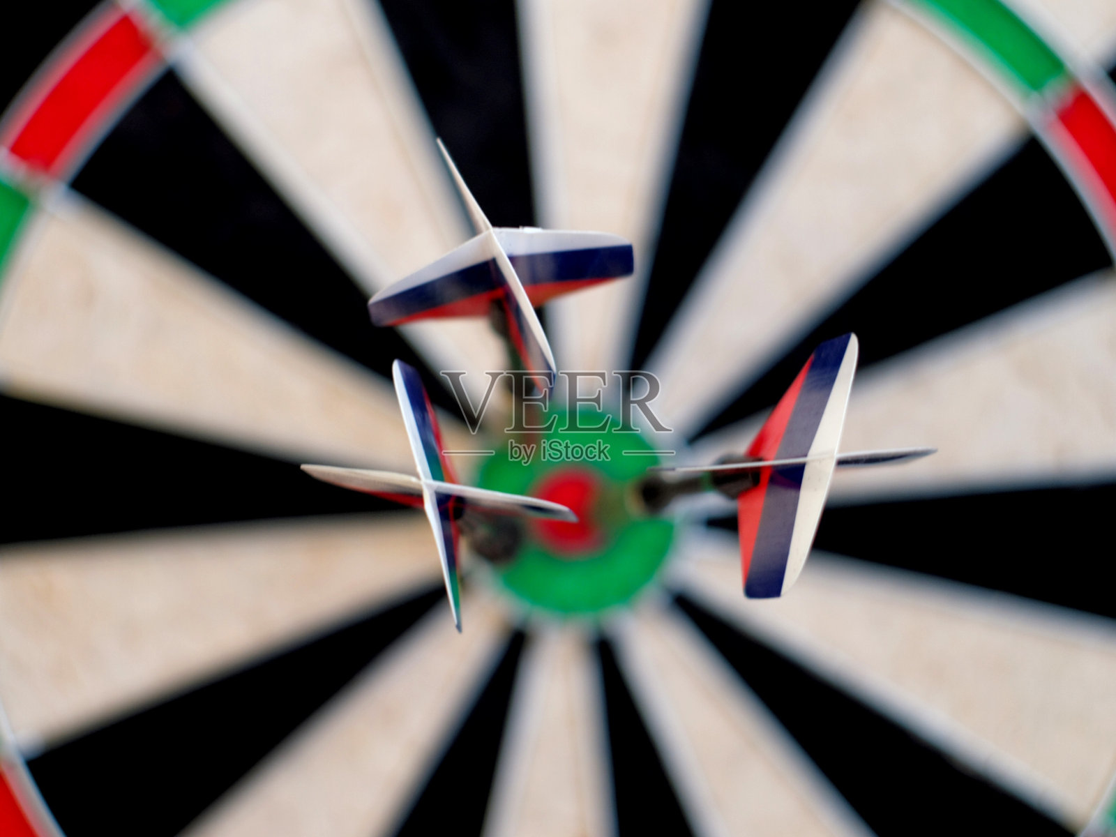 三支箭射出的是俄罗斯国旗的颜色照片摄影图片