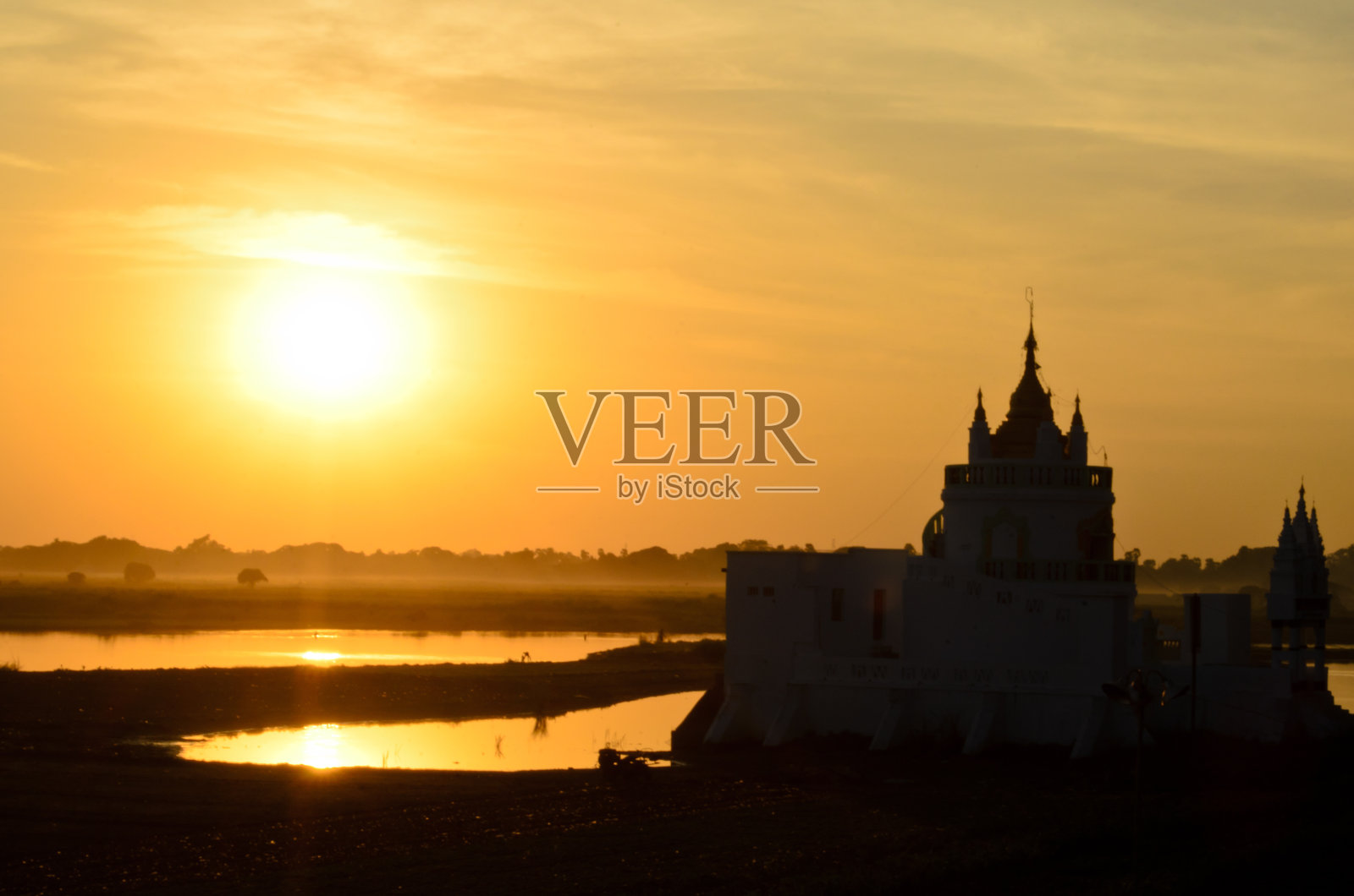 缅甸阿马拉普拉的一座寺庙照片摄影图片