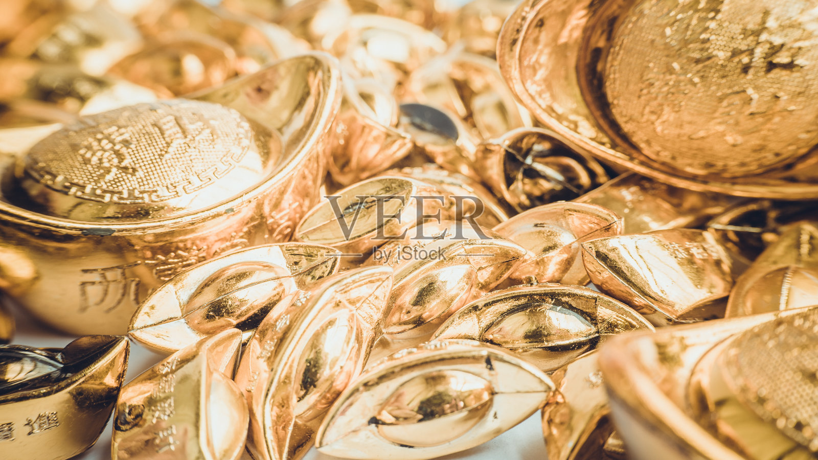 复古色鞋形金属金锭(元宝)照片摄影图片