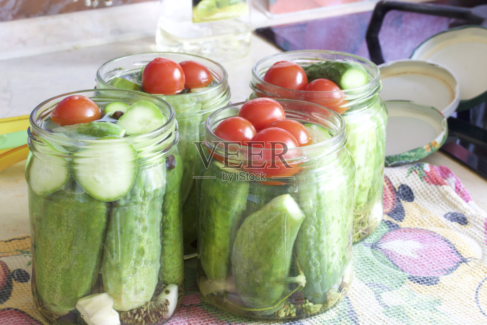 腌黄瓜和西红柿照片摄影图片
