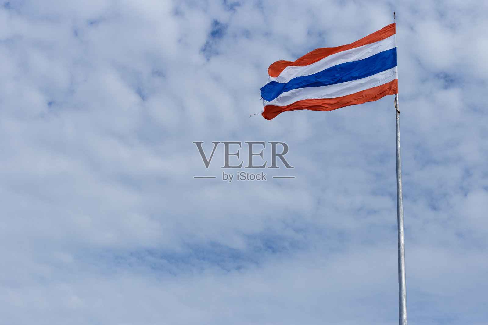 泰国国旗在云的背景照片摄影图片