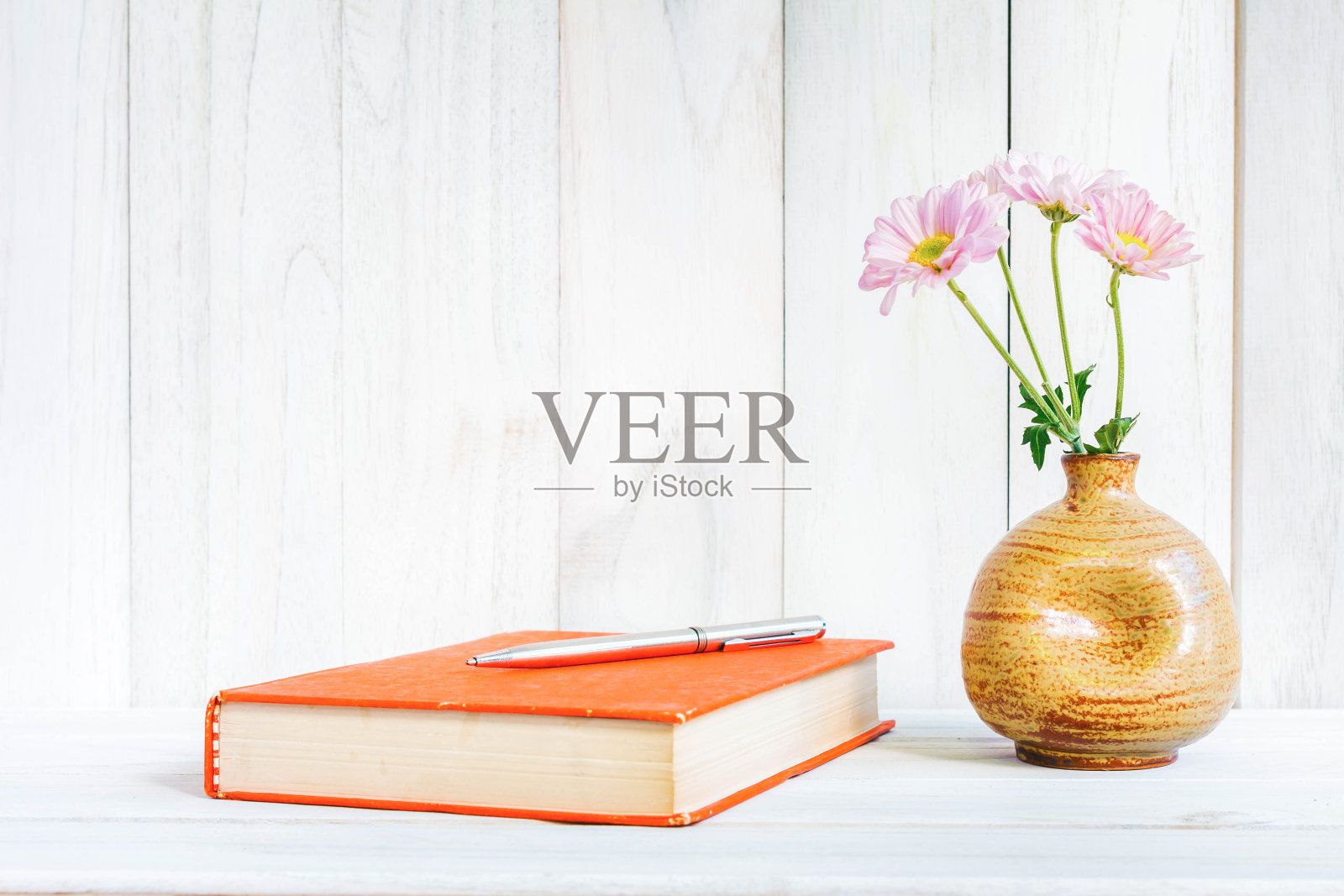 带花的书或杂志。照片摄影图片