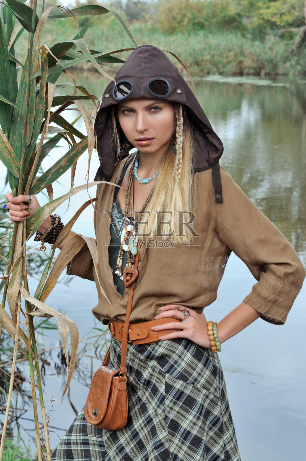 金发碧眼，手里拿着芦苇照片摄影图片