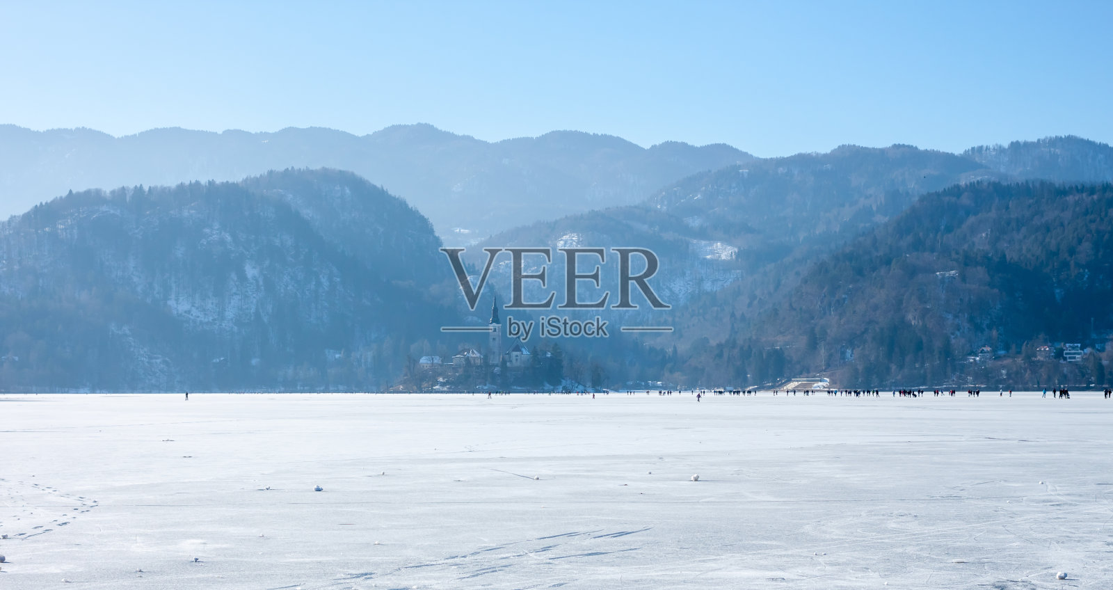 结冰的湖在冰上流了很多血照片摄影图片