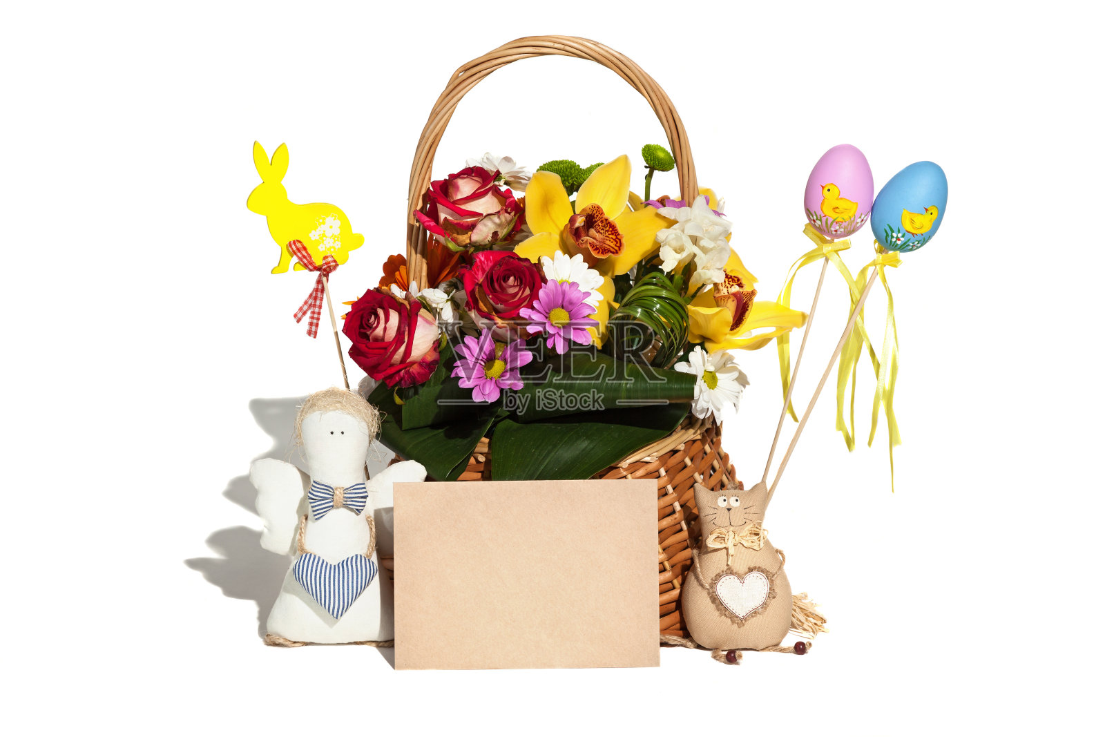 复活节组成。复活节彩蛋、相框、手工玩具和花篮组成的白色背景。照片摄影图片