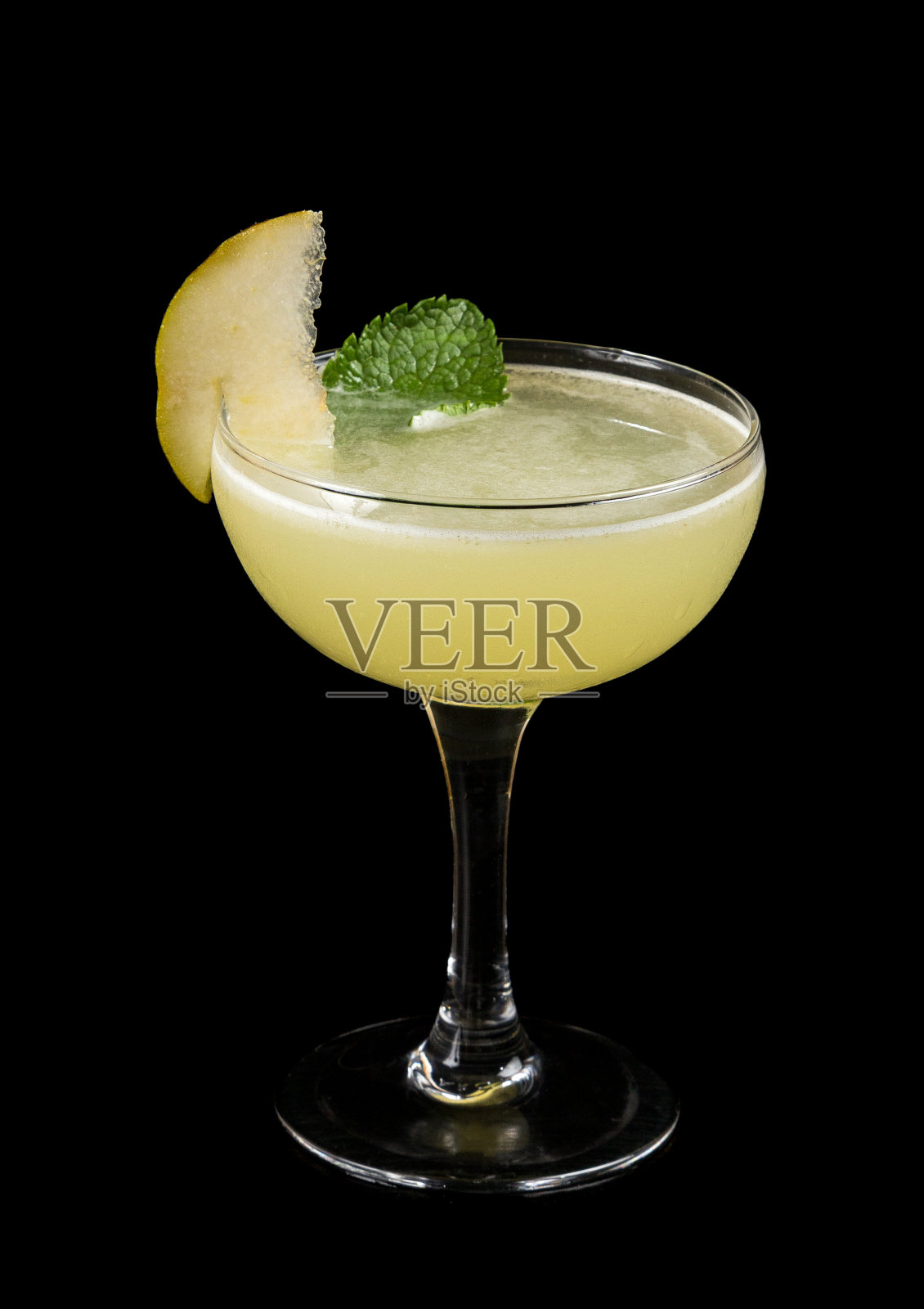 黑色背景的酒杯里的鸡尾酒照片摄影图片