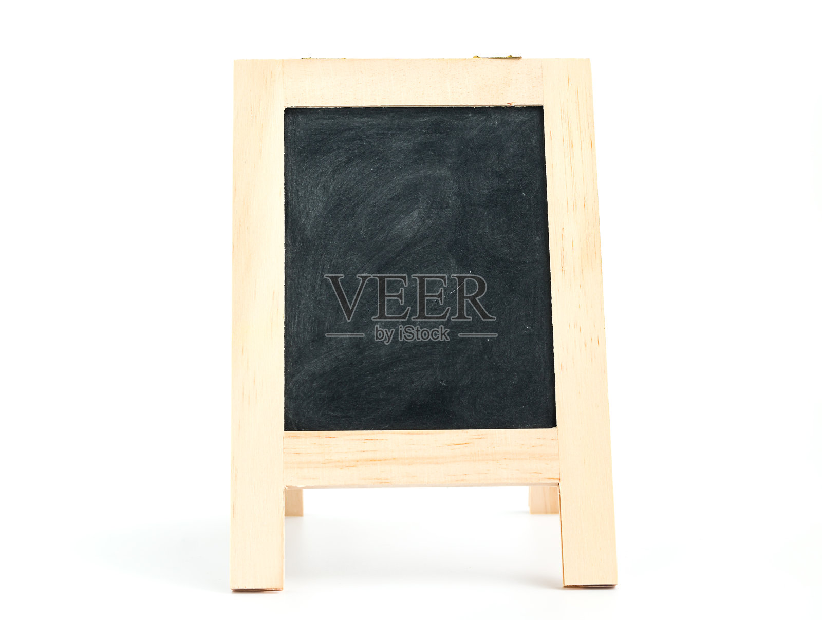 粉笔擦在白色背景上孤立的黑板上照片摄影图片