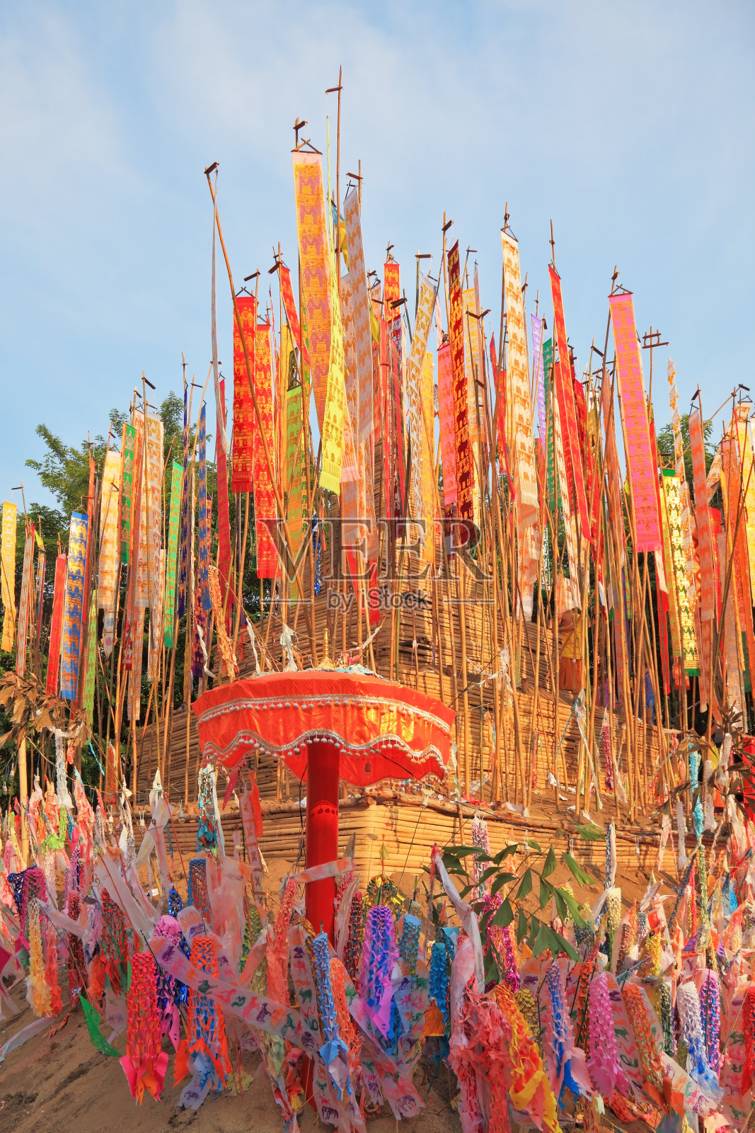 五颜六色的旗帜和三角旗照片摄影图片