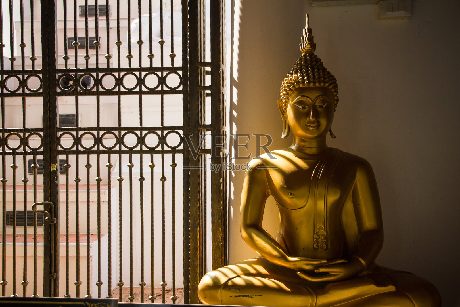 泰国一座寺庙里的金佛照片摄影图片