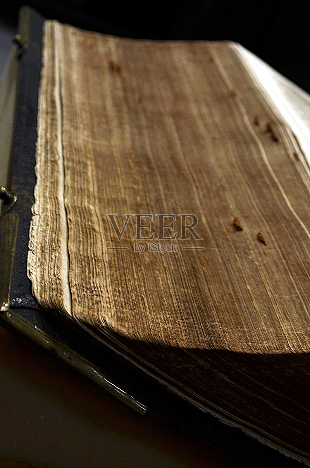 看一本很旧很厚的书照片摄影图片