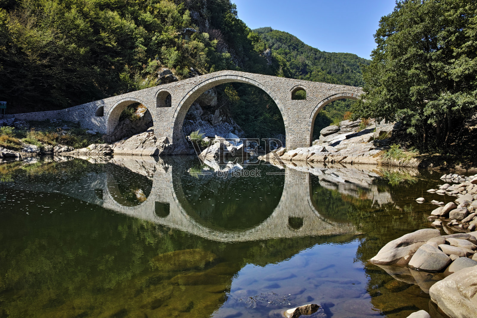保加利亚阿尔达河的魔鬼桥和Rhodopes山照片摄影图片