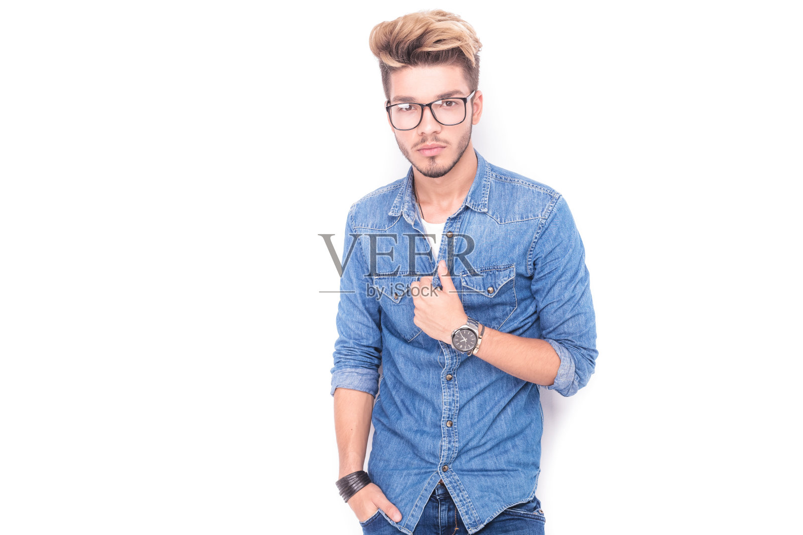 戴眼镜的年轻人穿着牛仔裤衬衫照片摄影图片