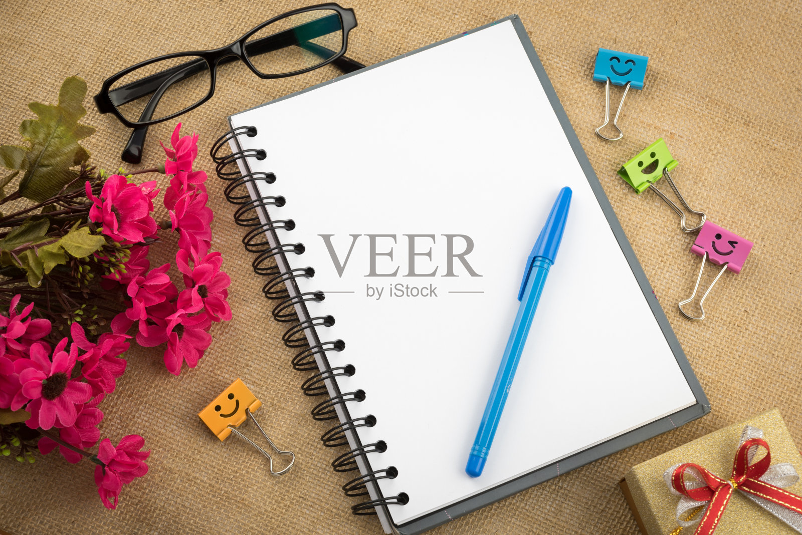 俯视图的作家对象概念:笔记本，钢笔，眼睛眼镜照片摄影图片