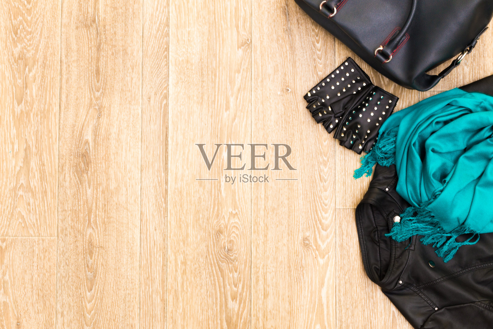 俯视图的衣服和配件。照片摄影图片