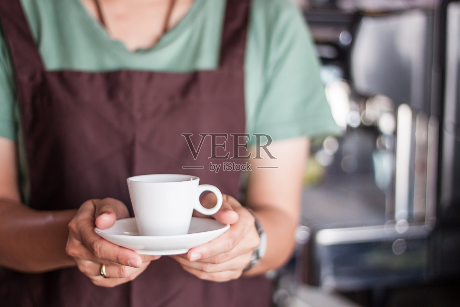 提供现煮咖啡的亚洲咖啡师照片摄影图片