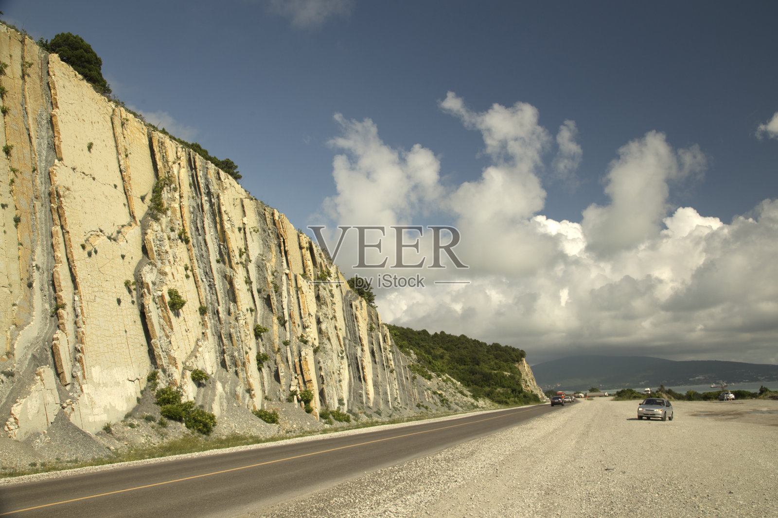 那条路和白色的悬崖照片摄影图片