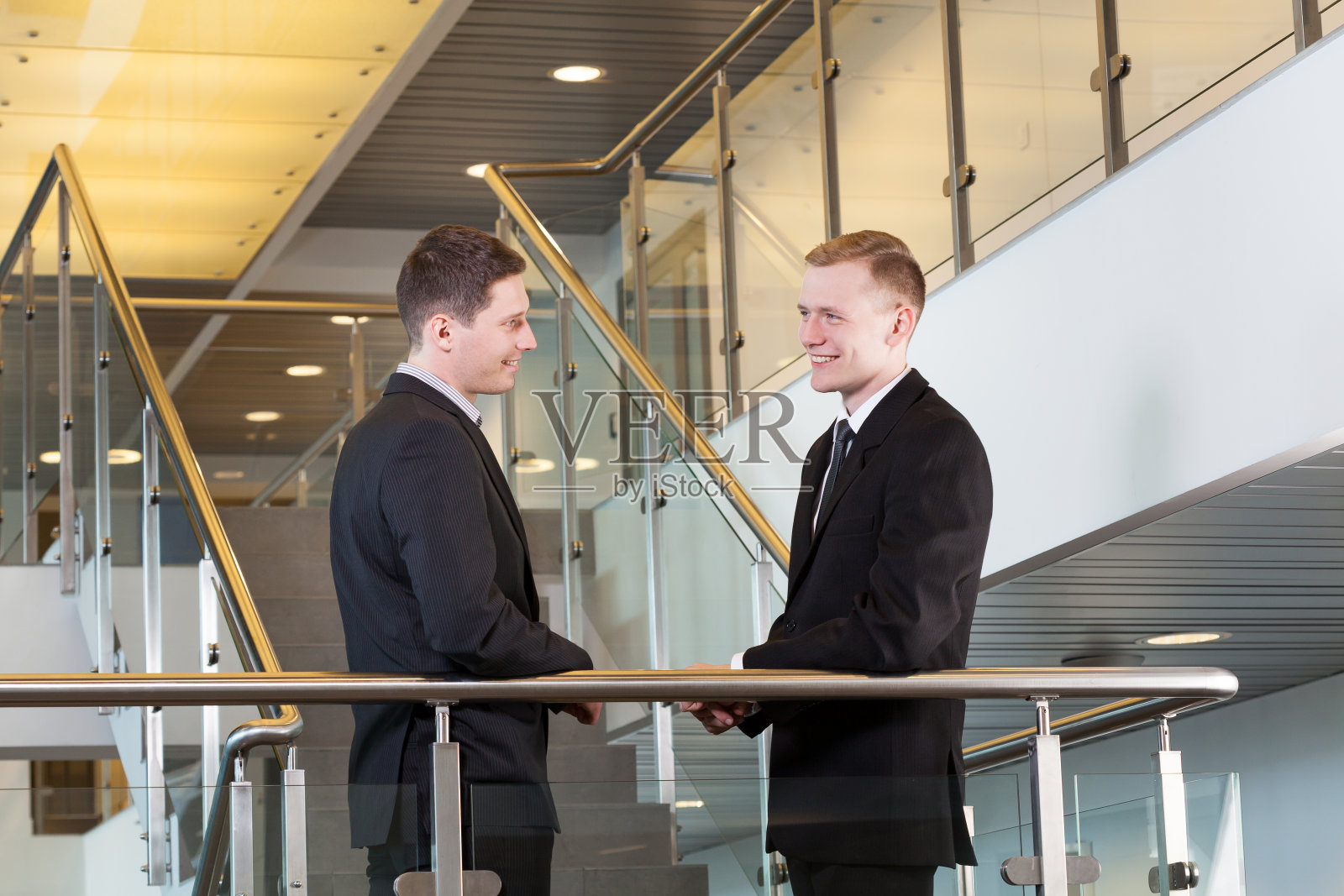 上班前同事聊天照片摄影图片