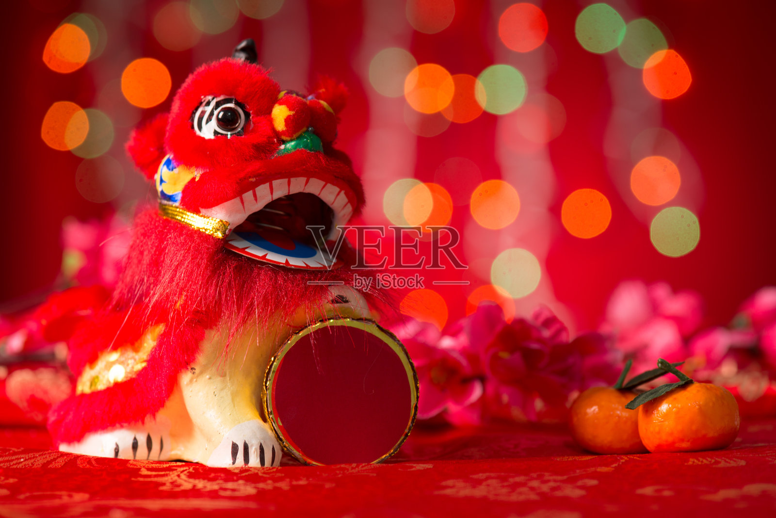 中国新年物品微型舞狮照片摄影图片