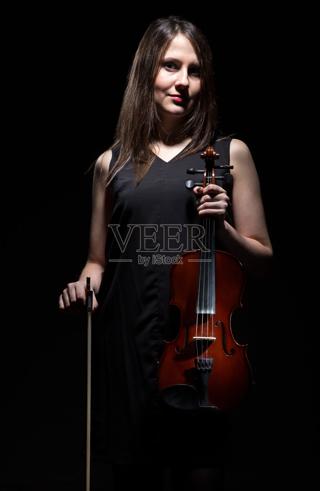 拿小提琴的年轻女子照片摄影图片
