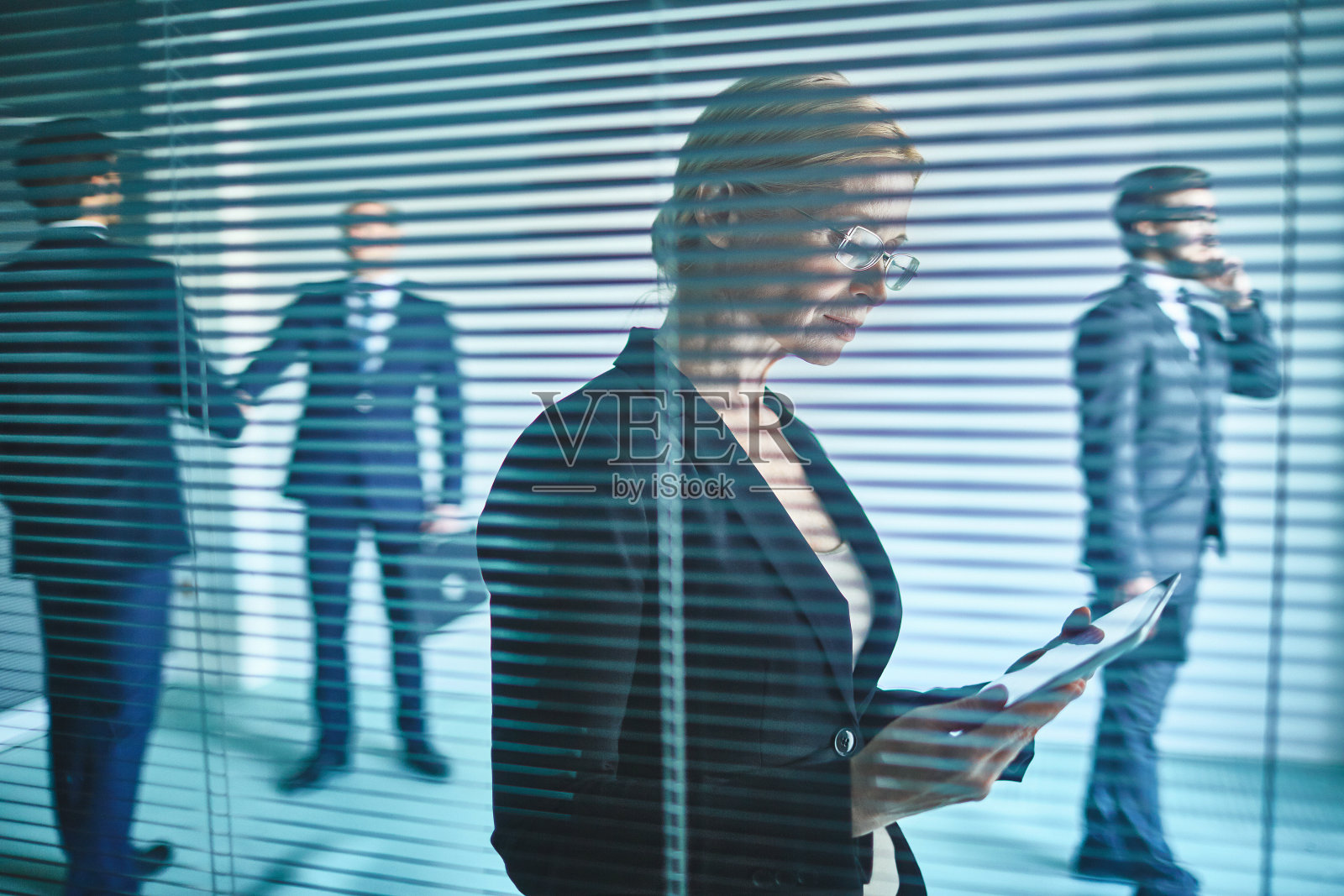 办公室职员用触控板照片摄影图片