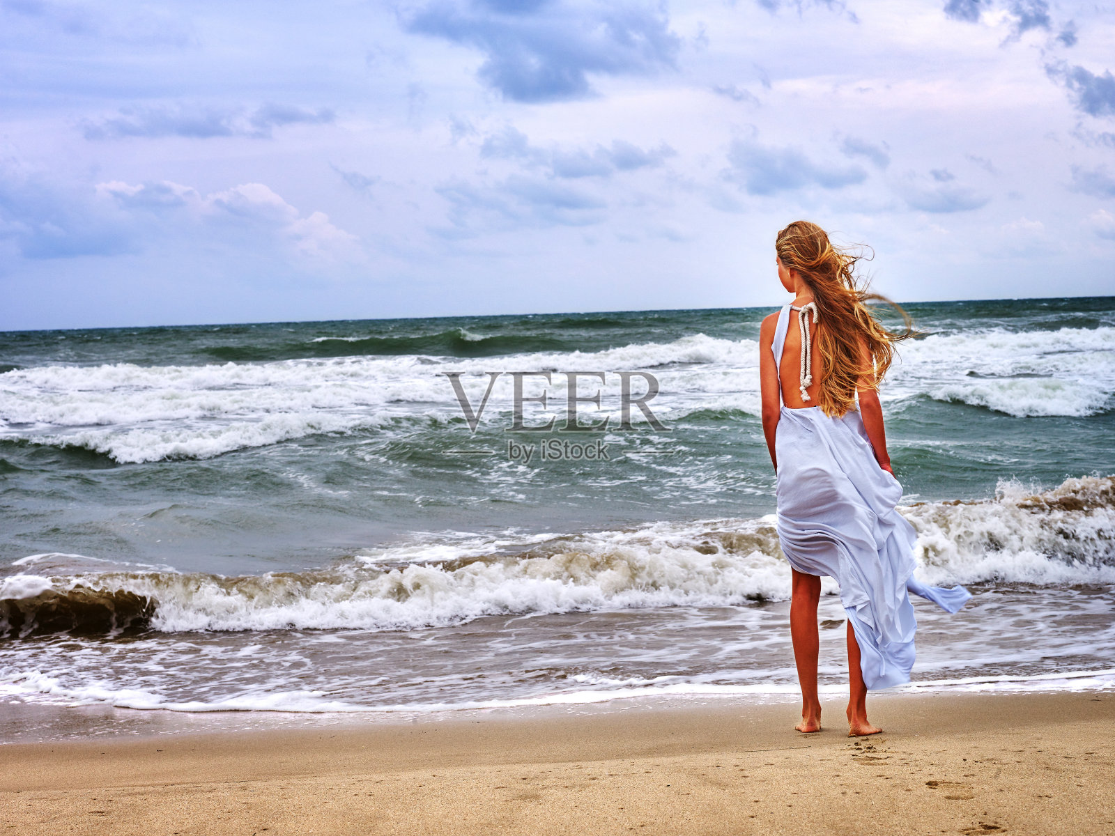 夏天的女孩海去水上照片摄影图片