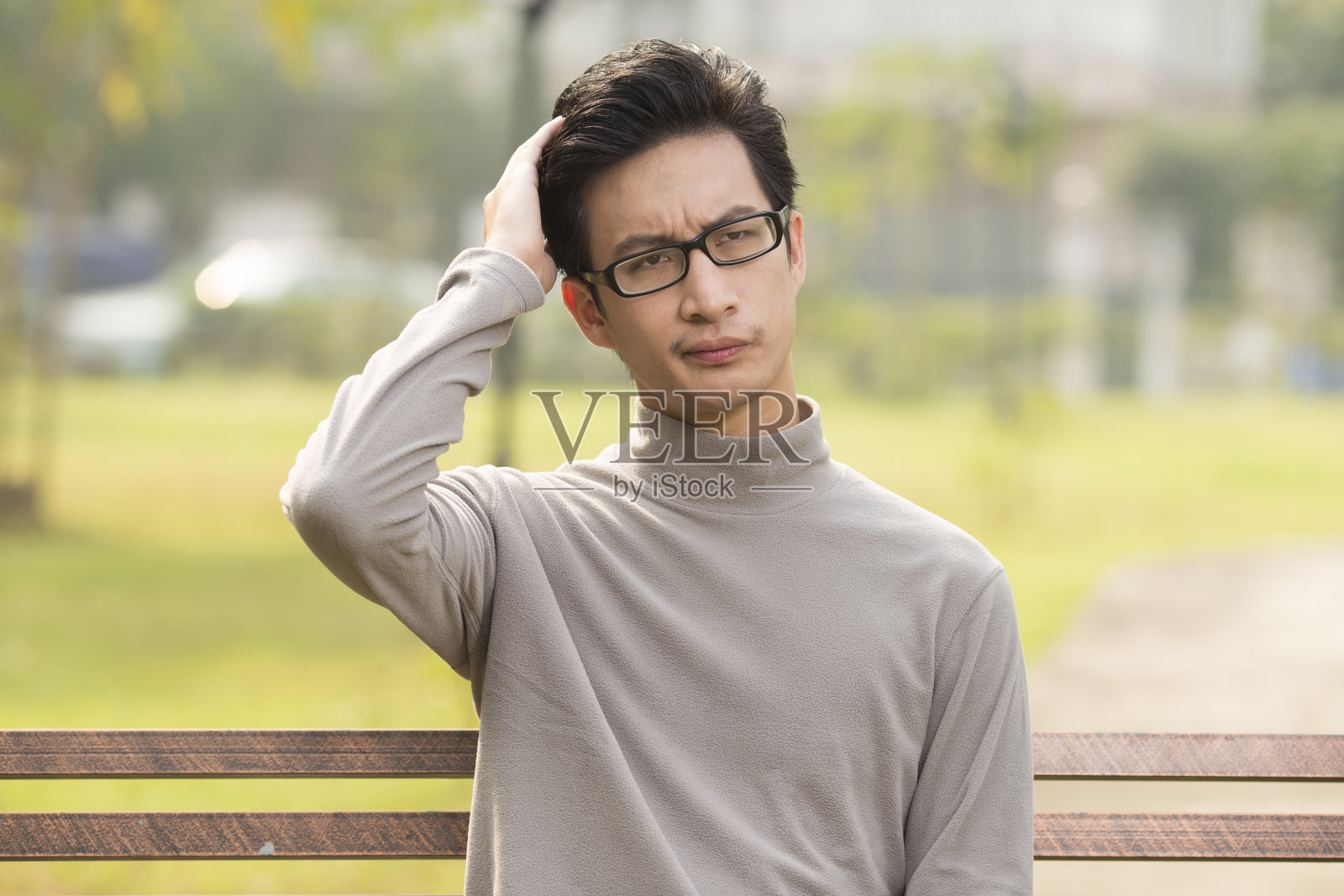 男子在公园感到困惑照片摄影图片