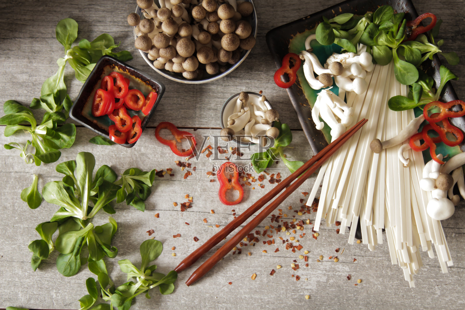 日本菜的风格。什锦蘑菇乌冬面。照片摄影图片