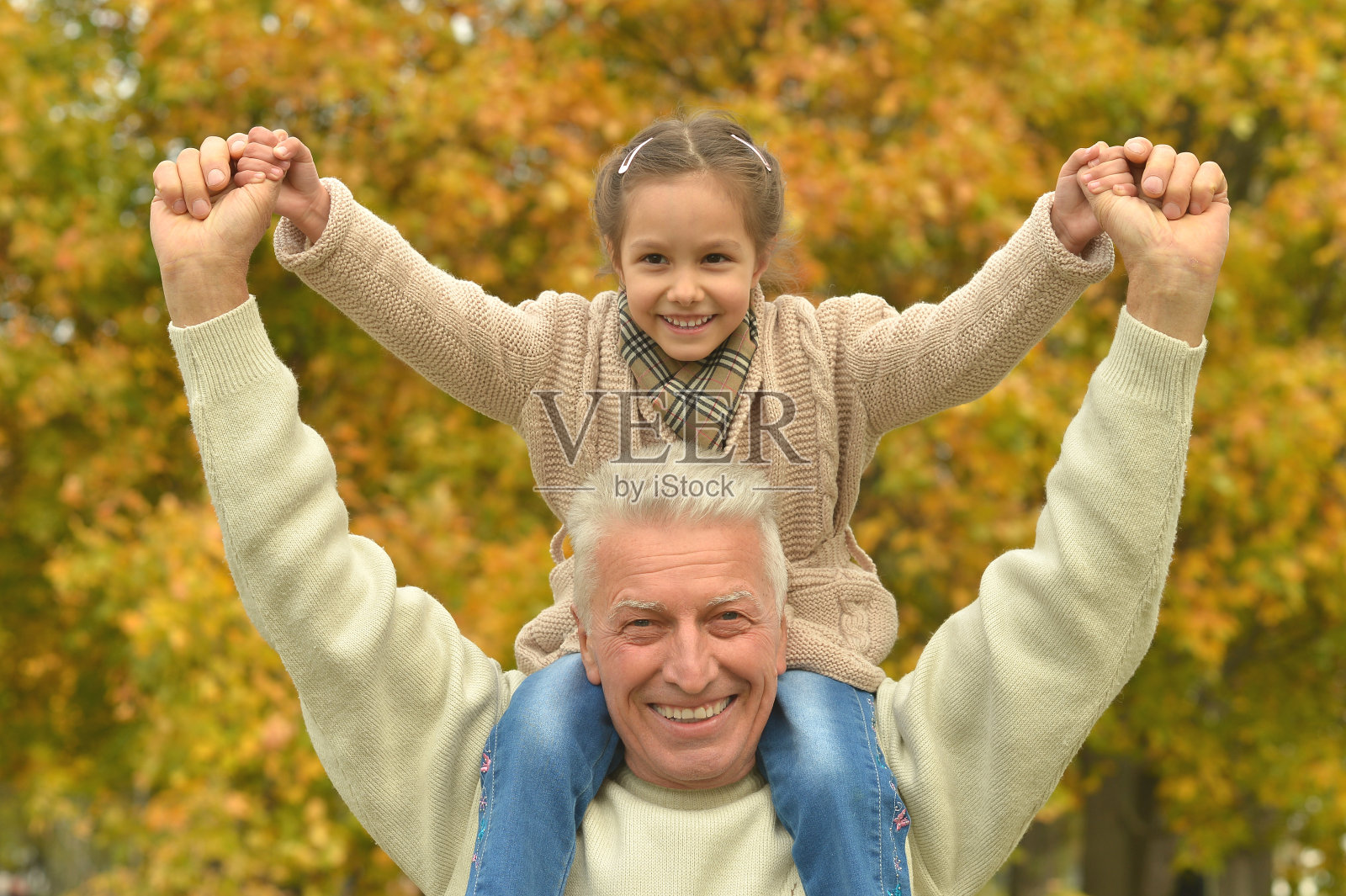女孩和他的祖父母照片摄影图片