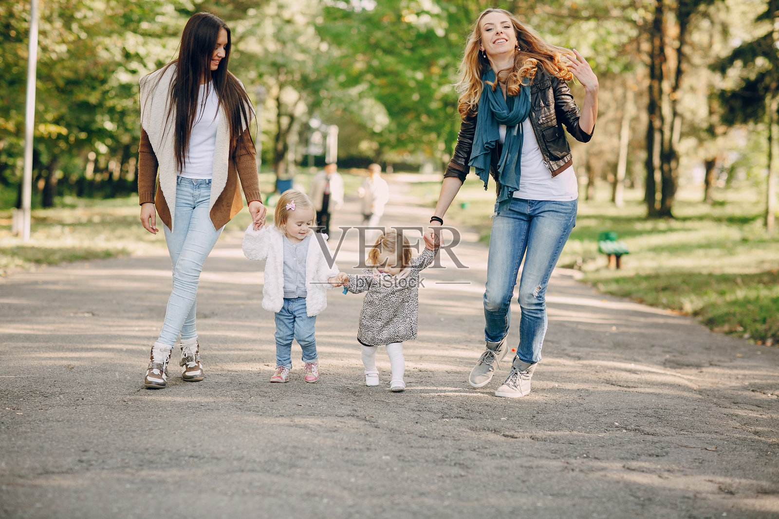 年轻的家庭在公园散步照片摄影图片