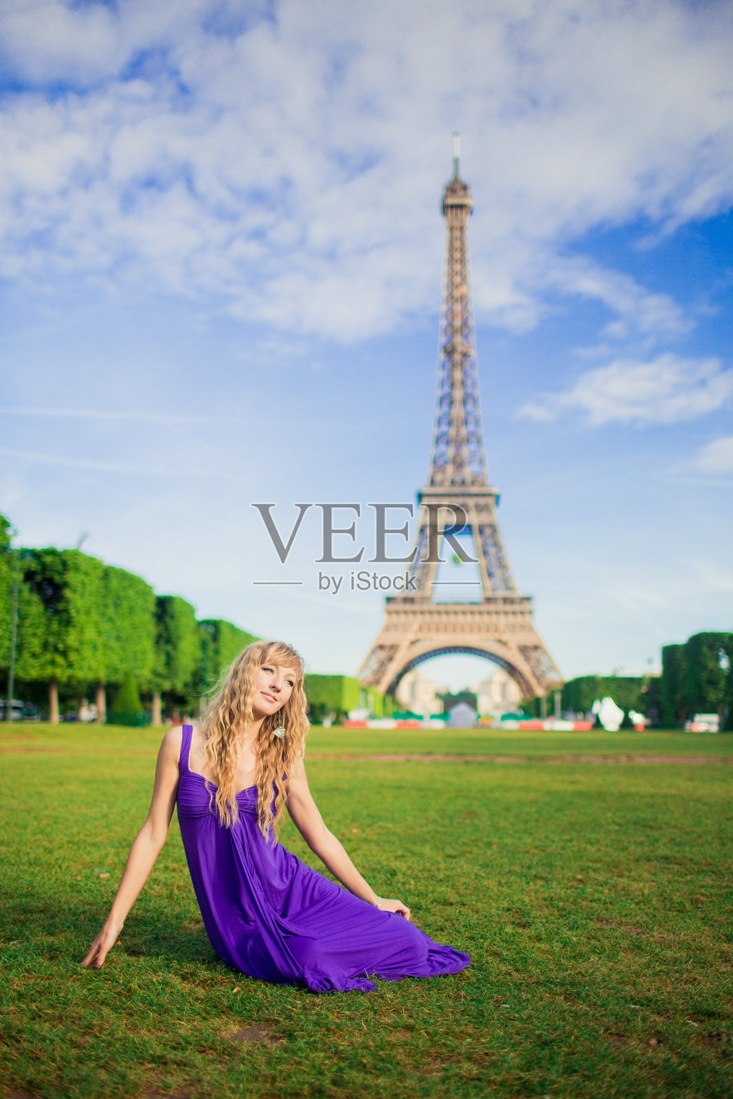 巴黎女孩在一个阳光明媚的春天或秋天的一天照片摄影图片