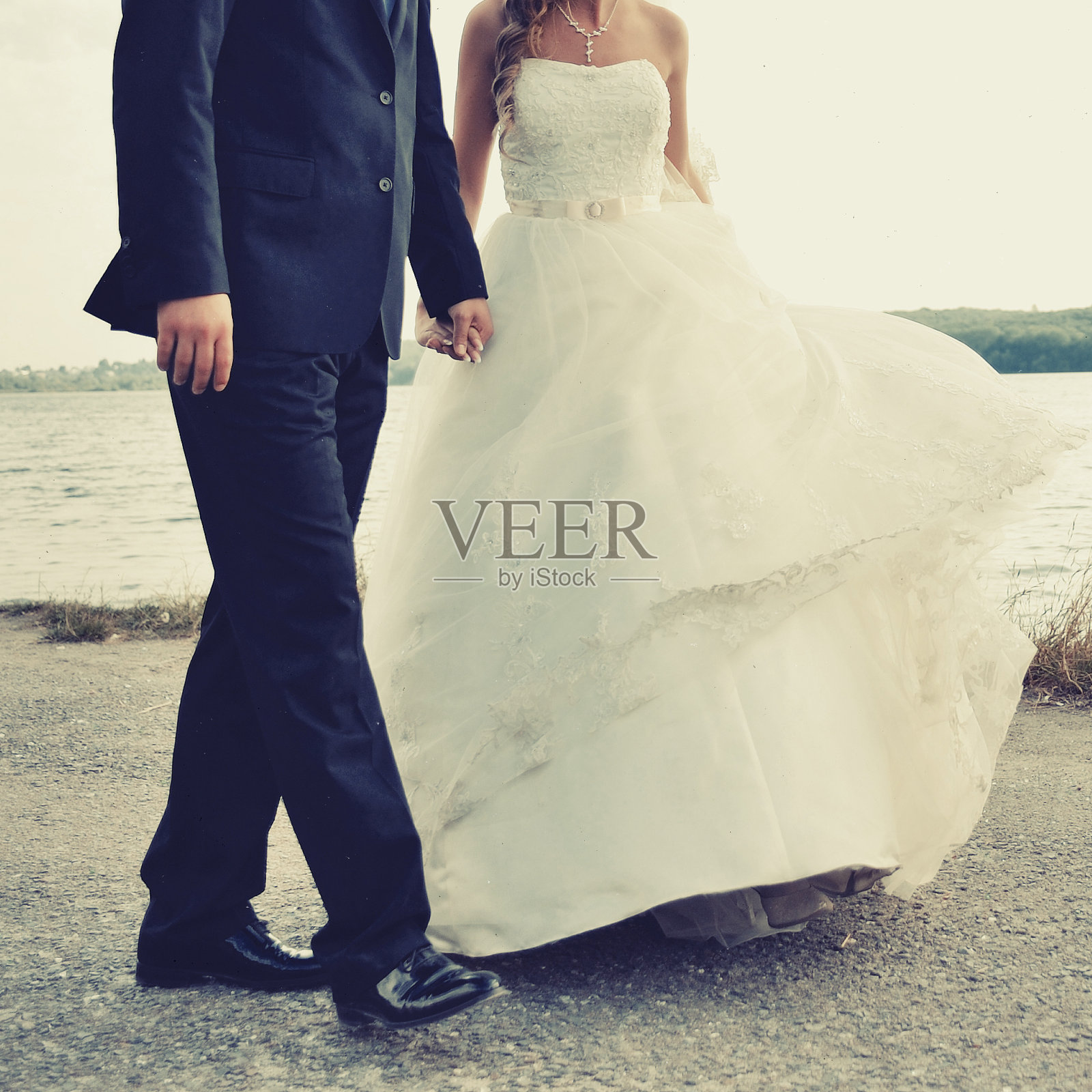 一对年轻的白人新婚夫妇。照片摄影图片