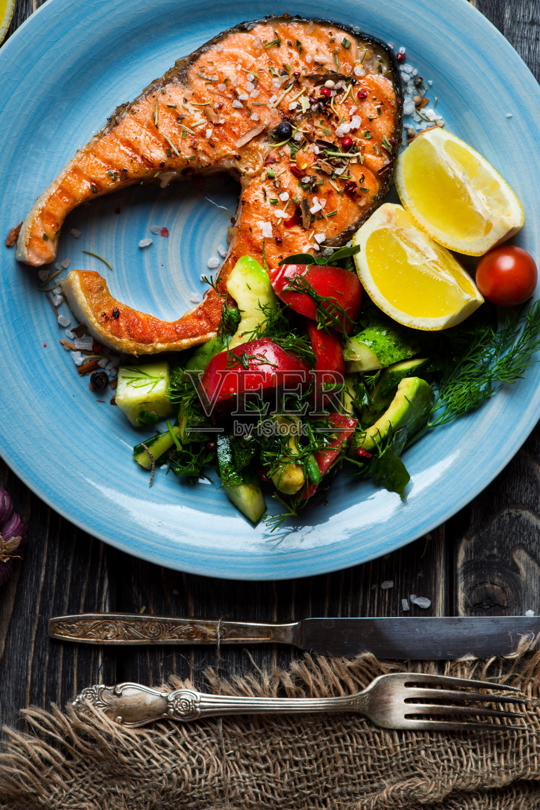 鲑鱼烤牛排照片摄影图片