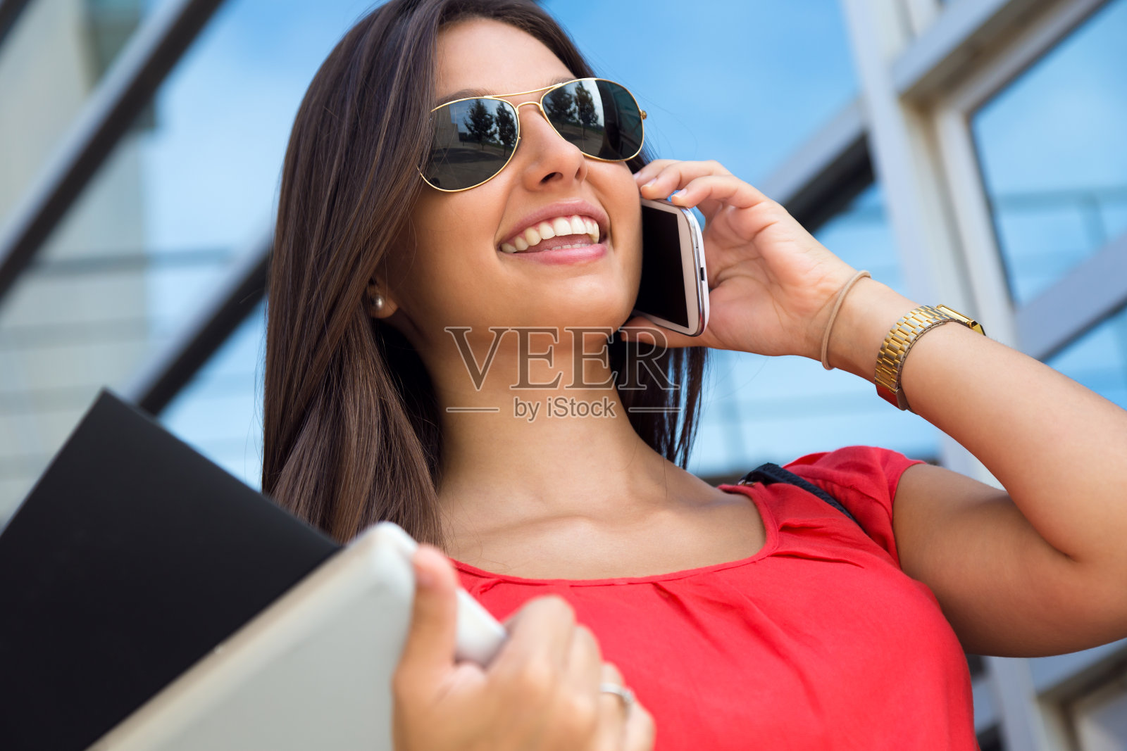 年轻漂亮的女人在用智能手机聊天照片摄影图片