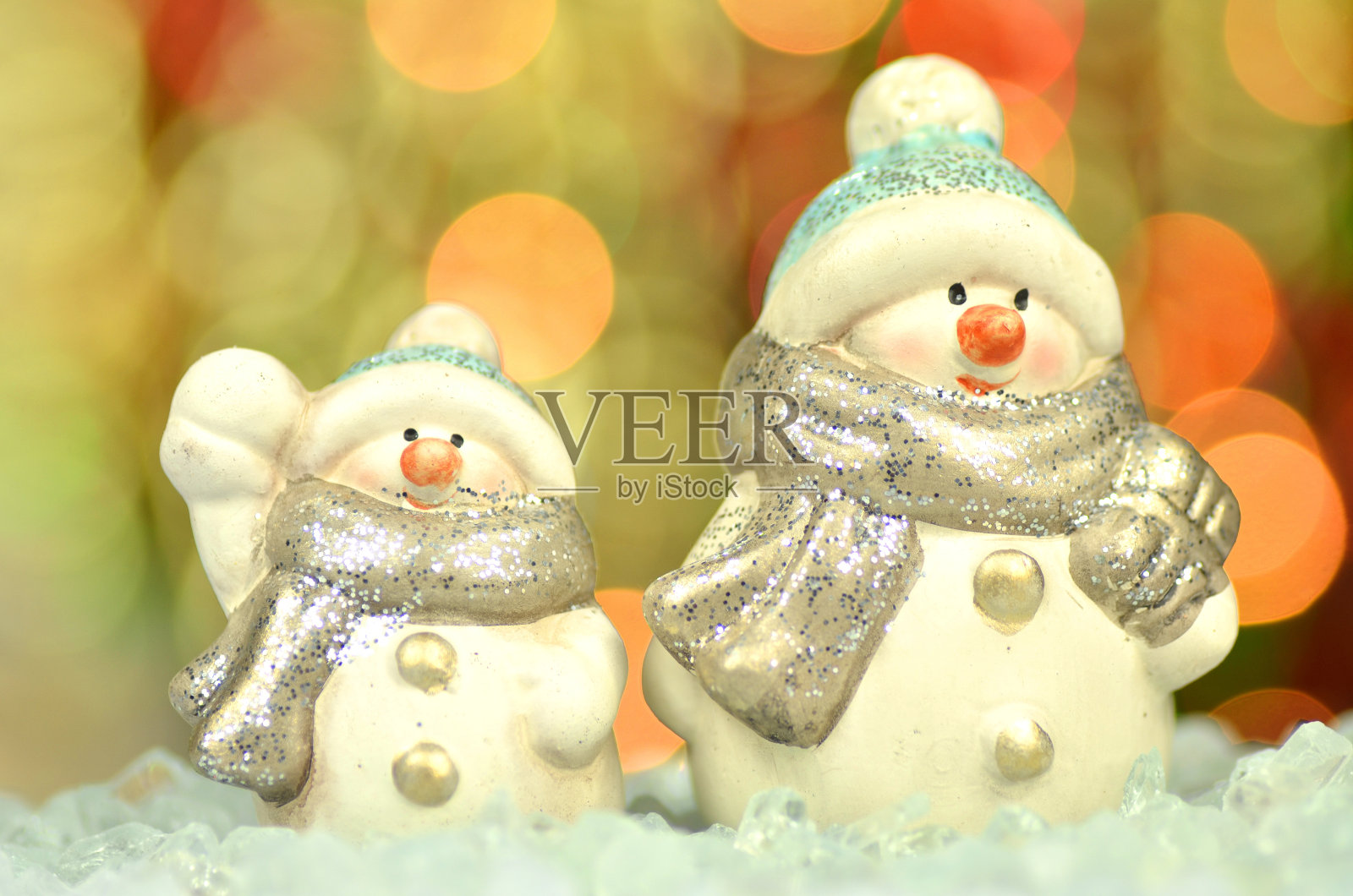圣诞装饰，以散景为背景的两个雪人照片摄影图片