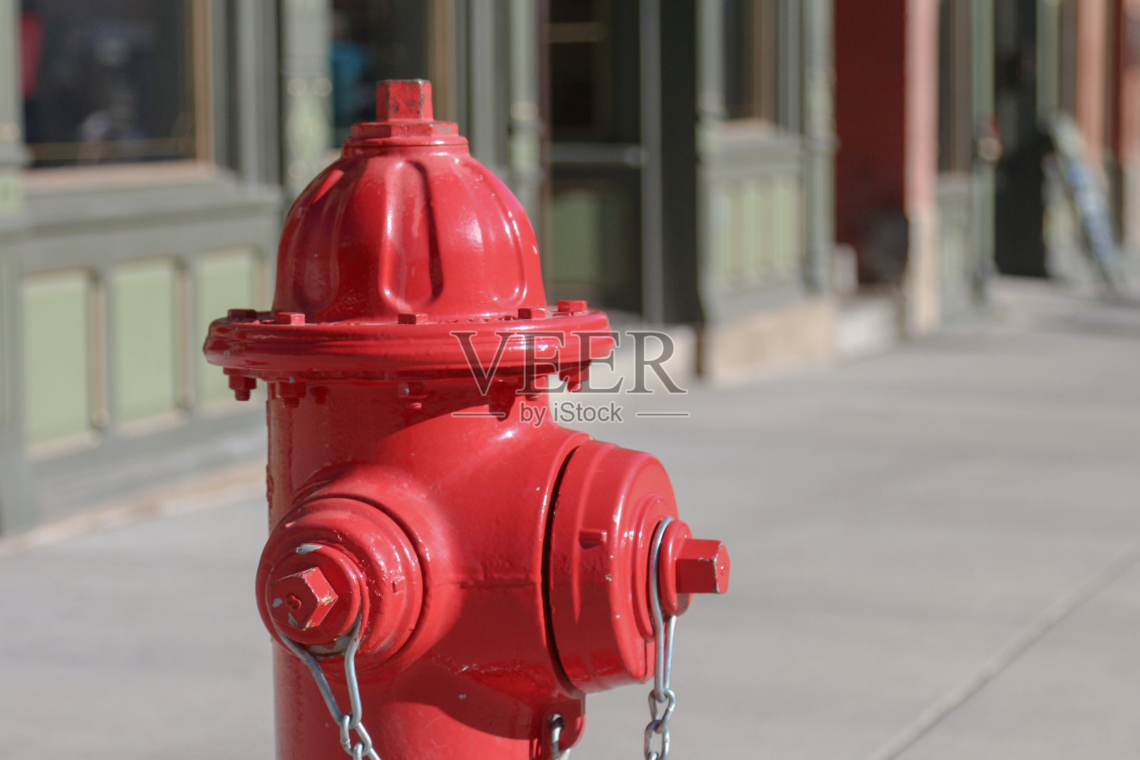 主街上的红色消防栓、人行道和店面照片摄影图片