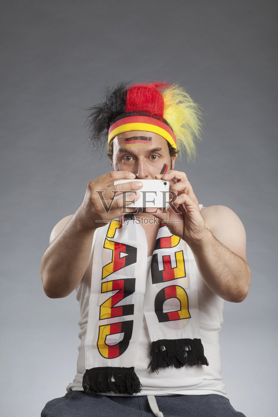 悲伤的德国球迷用智能手机自拍照片摄影图片