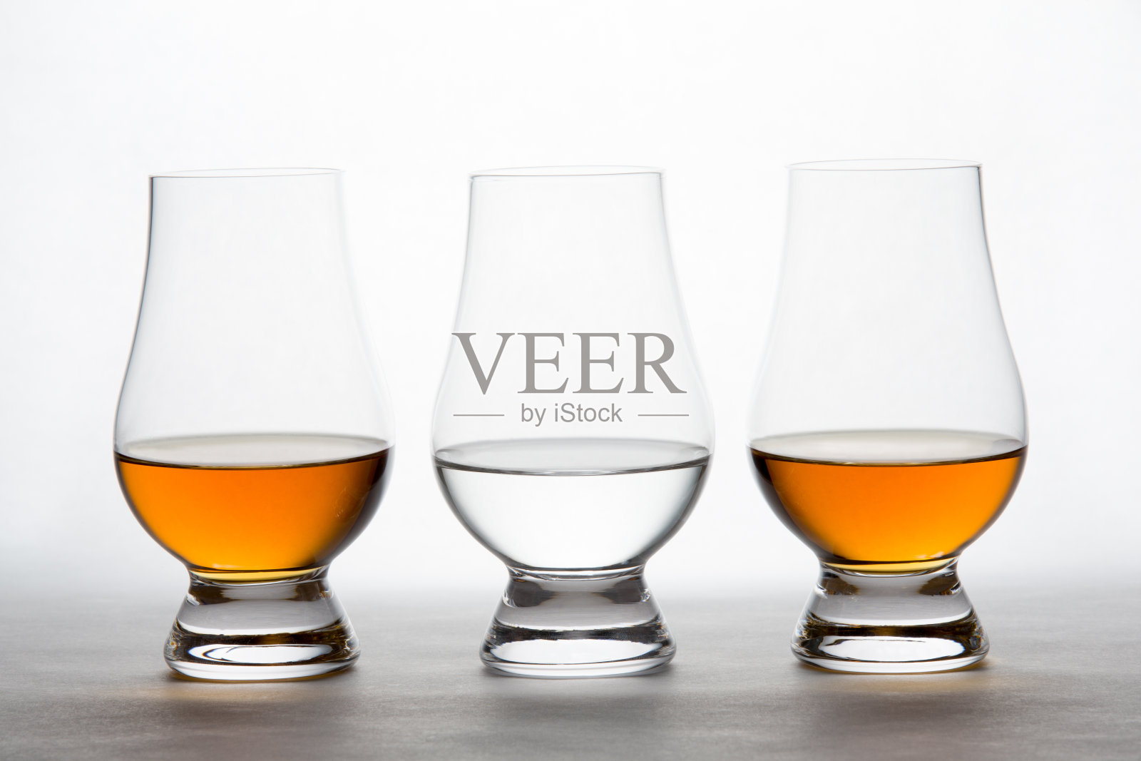 威士忌和伏特加在水晶品尝杯照片摄影图片