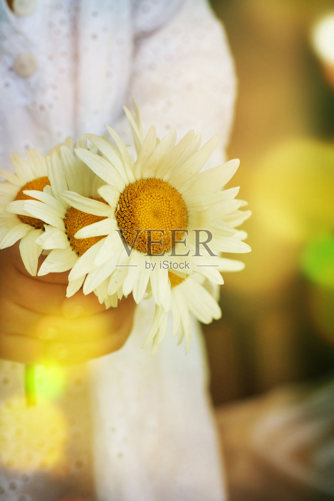 穿白衣的女孩去参加第一次圣餐礼照片摄影图片