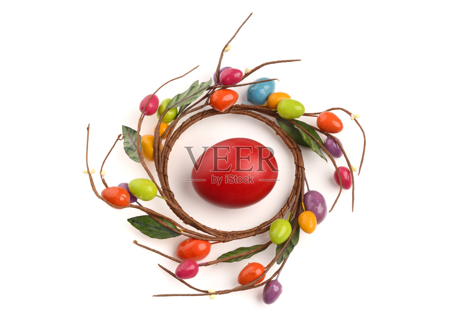 复活节彩蛋巢装饰以红蛋为中心。照片摄影图片