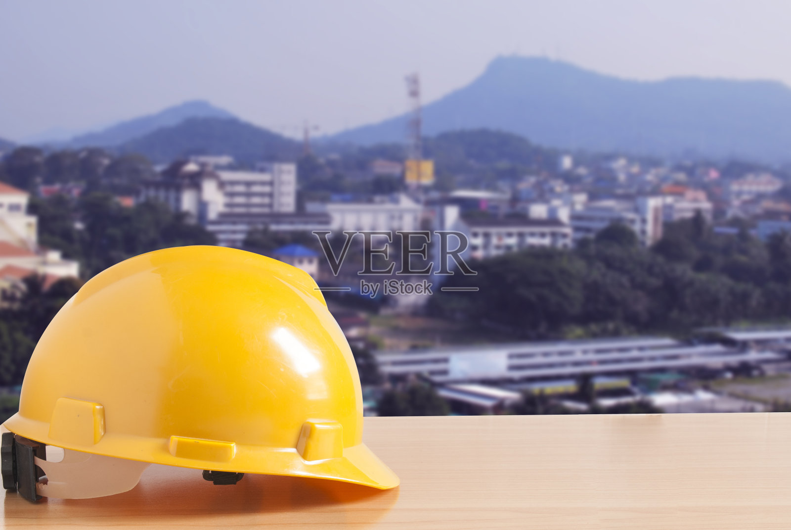 有施工现场背景的安全帽照片摄影图片