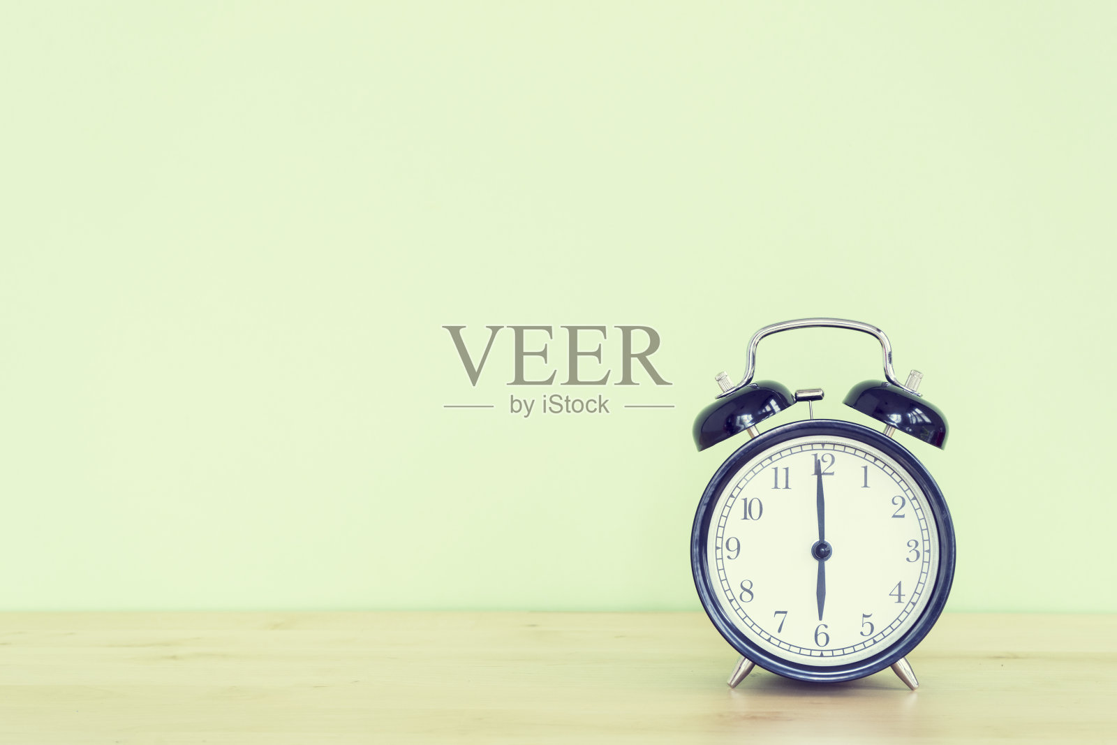 闹钟放在木桌上照片摄影图片