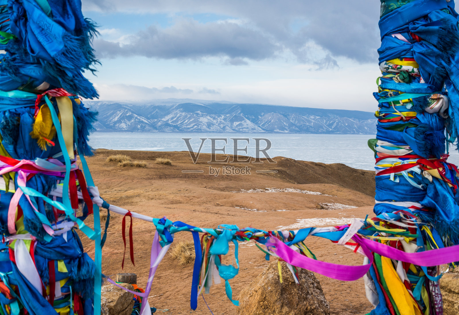 佛教圣地，在贝加尔湖的山脉背景照片摄影图片