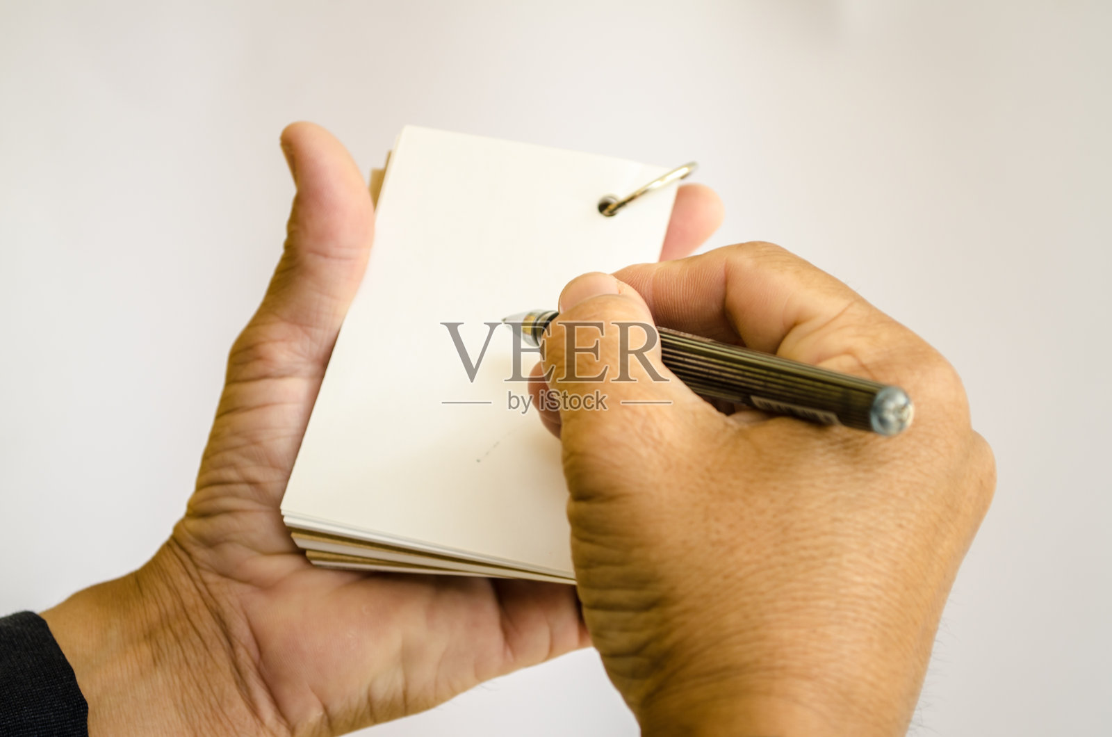 商人在纸上做笔记照片摄影图片