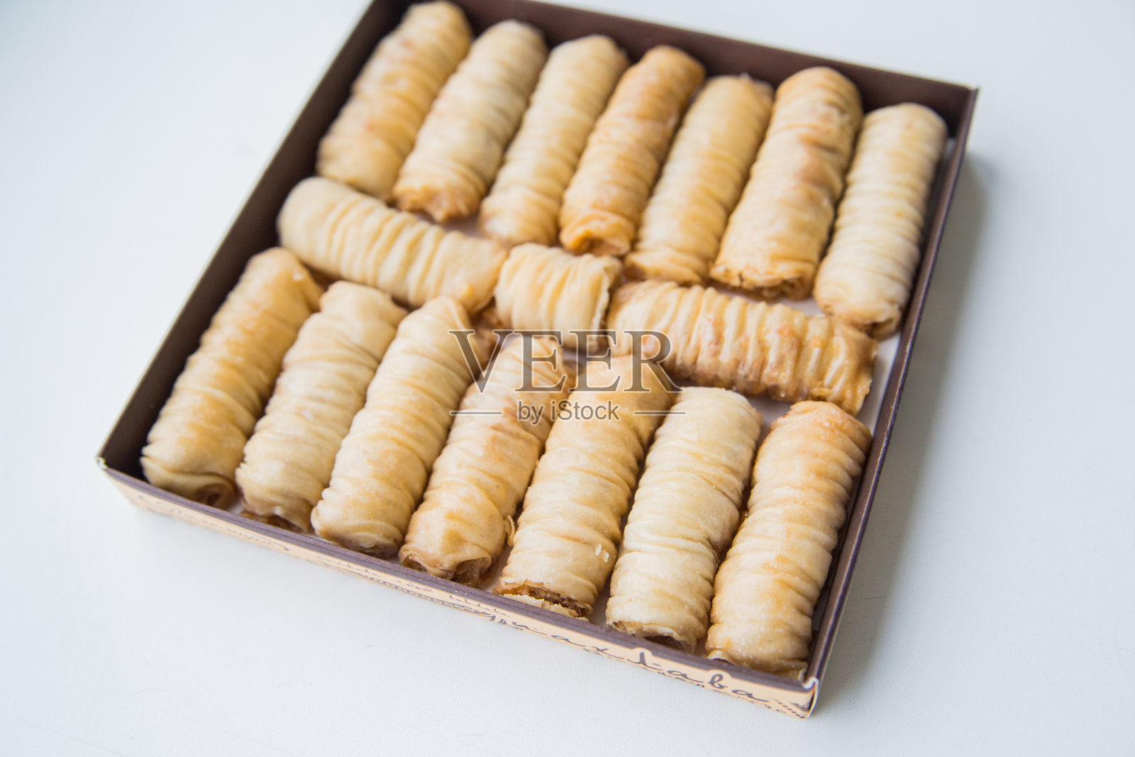 含蜂蜜和坚果的东方甜食照片摄影图片