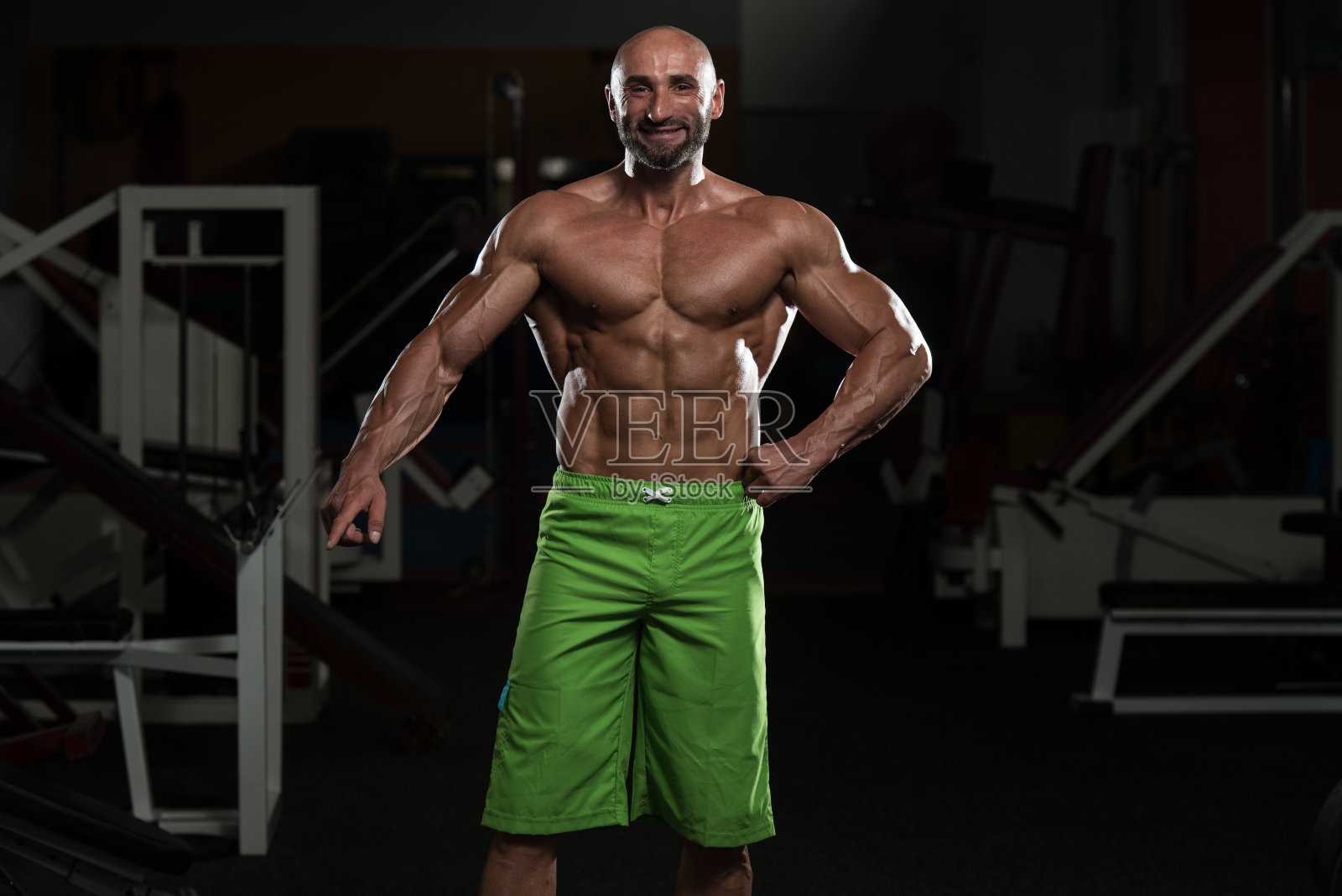 肌肉发达的男人展示肌肉照片摄影图片