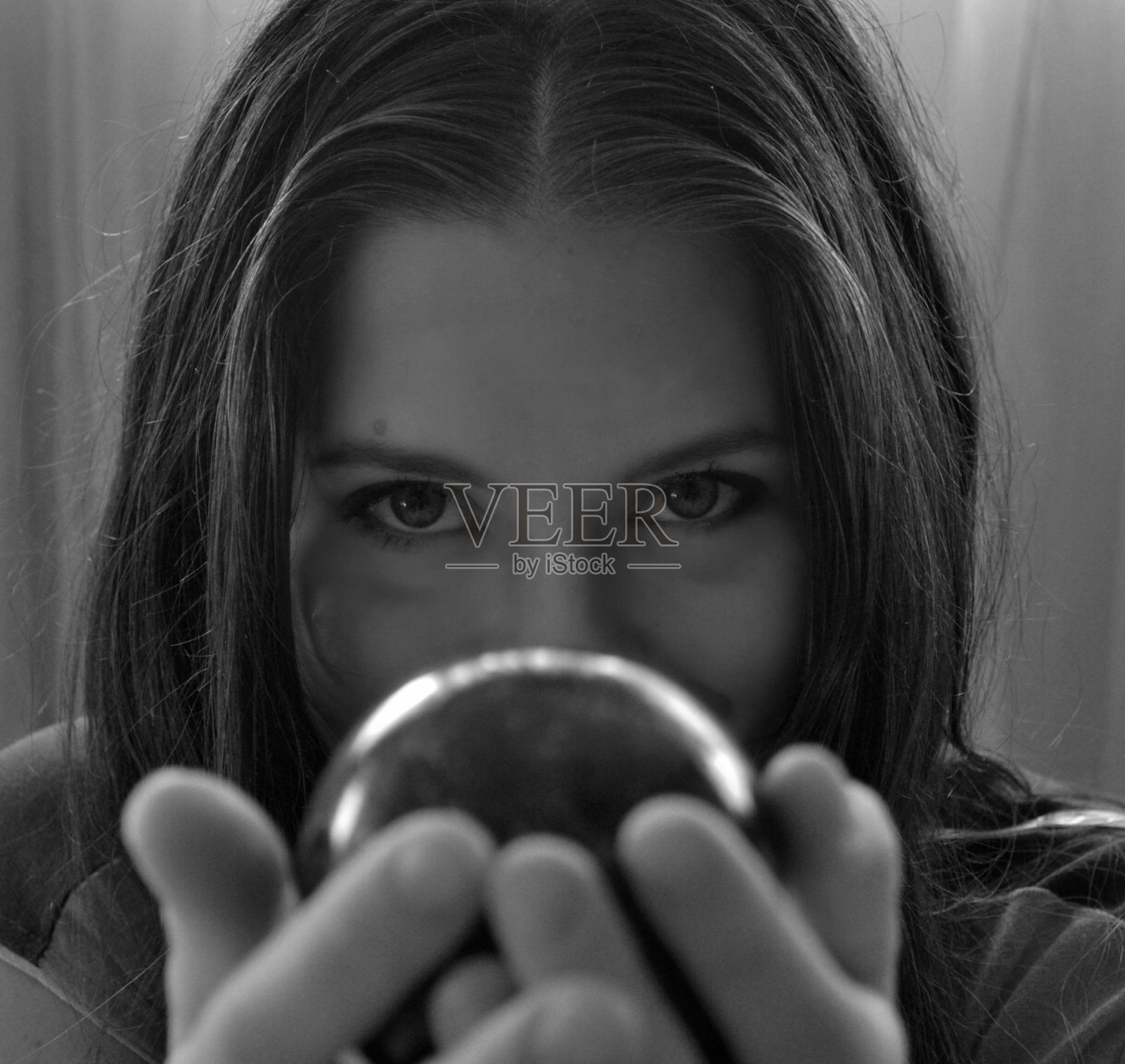 穿着圆球，复古，黑白相间的漂亮女人照片摄影图片