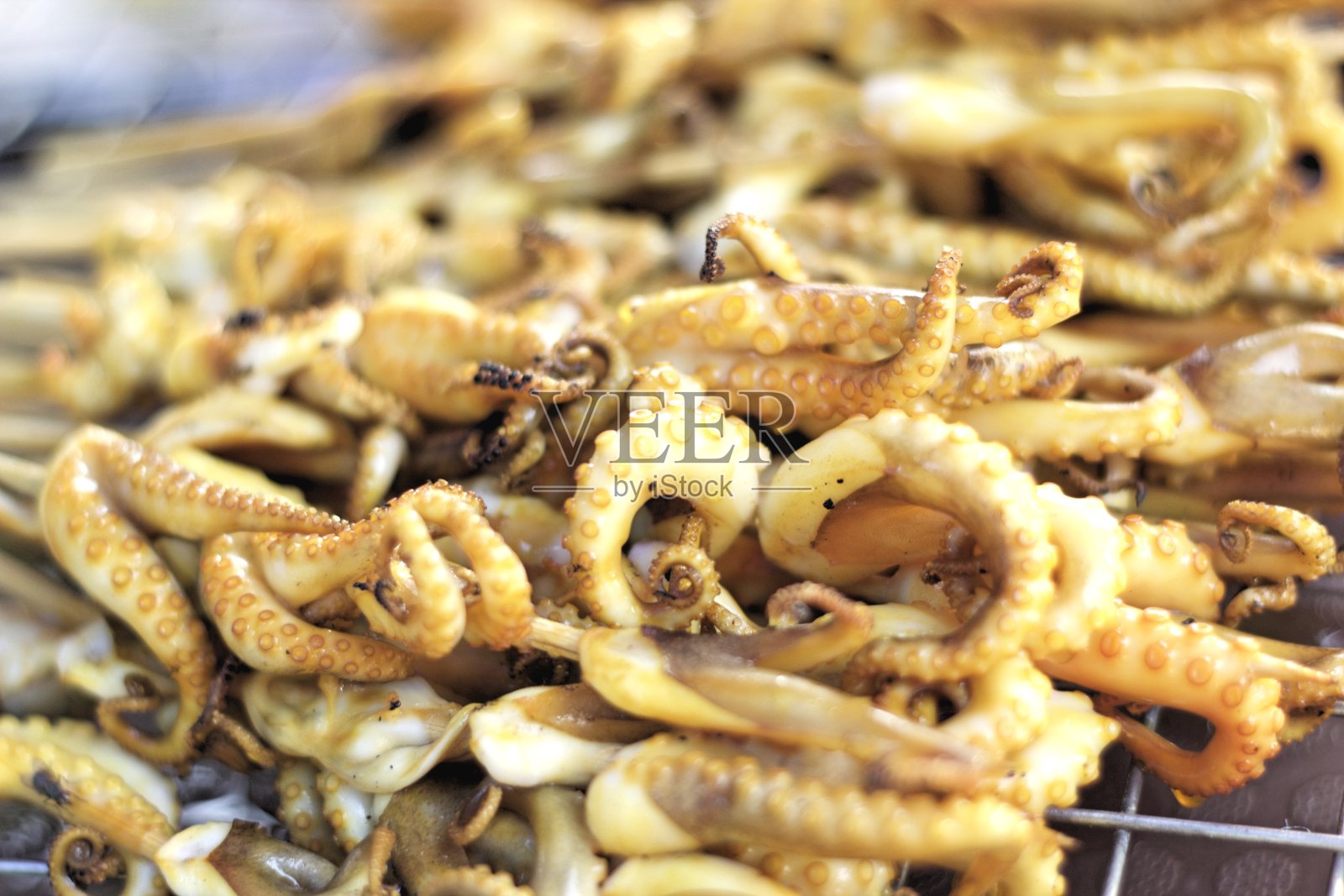 市场上的烤鱿鱼照片摄影图片