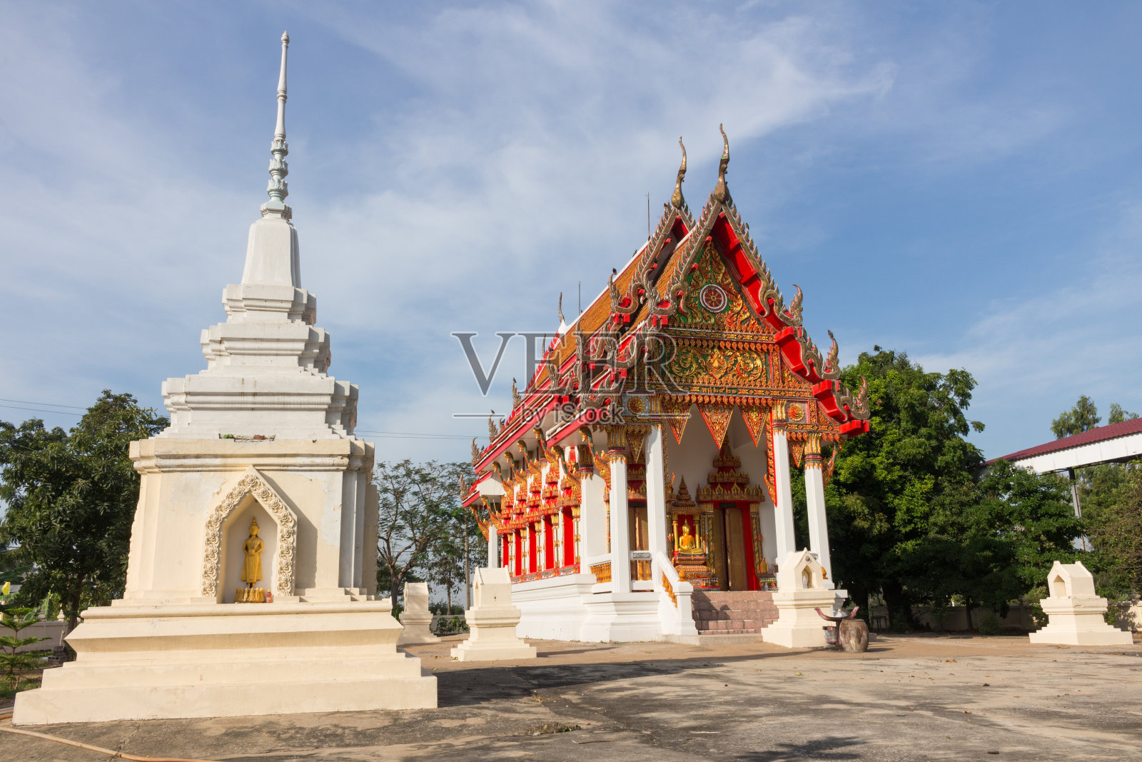 白塔和班马寺照片摄影图片