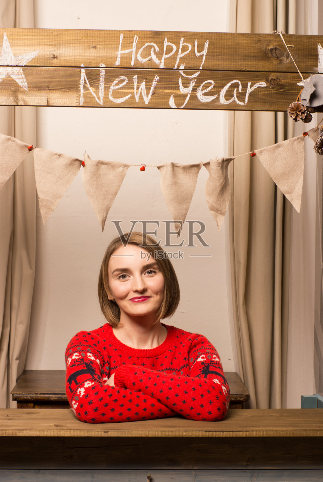 穿着红色针织毛衣的漂亮女人照片摄影图片